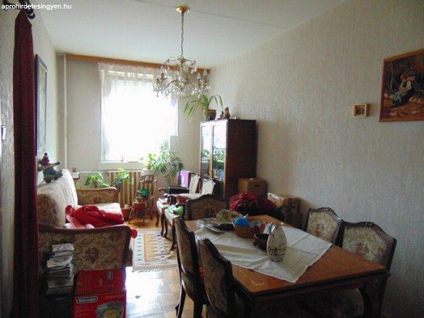 Győr Nádorvárosban három szobás, erkélyes panellakás eladó
