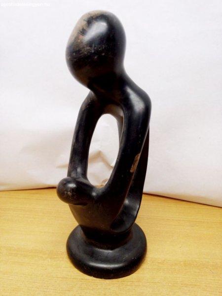 Modern fekete gránit szobor: Gyermekét dajkáló anya, egyedi