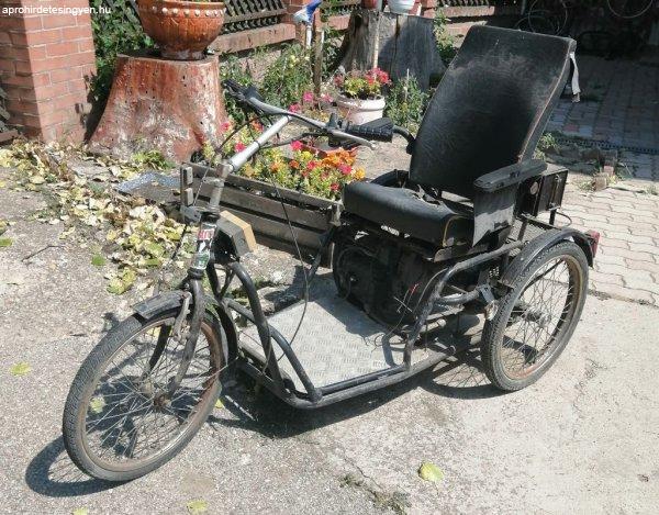 Robbanómotoros háromkerekű rehab moped RM-006/Ö. Felújításra