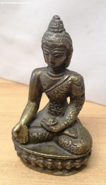 Meditáló Buddha kis méretű bronz szobor Indonéziából.