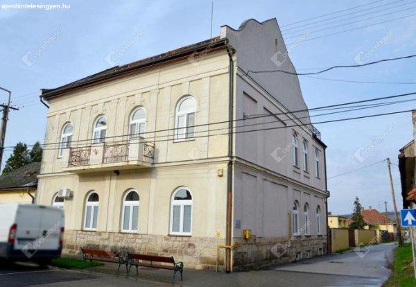 Felújított egészségügyi intézmény eladó Szikszó belvárosában!