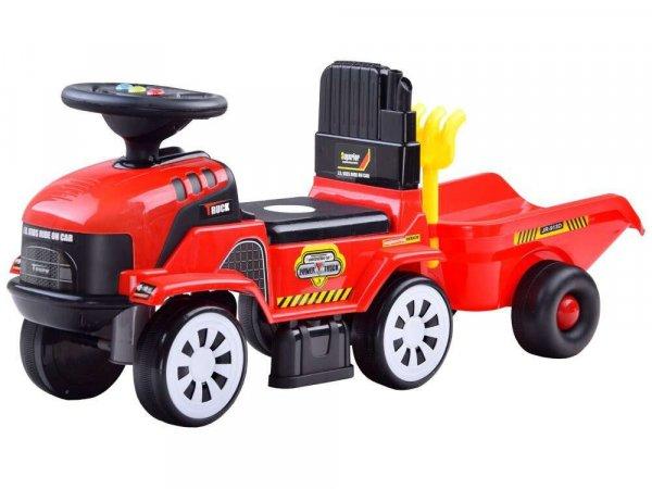 Piros színű traktor pótkocsival