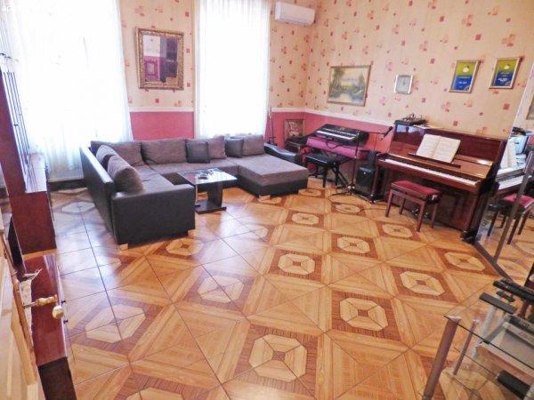 Eladó Budapesten a Magdolna negyedben tégla építésű 3 szobás társasházi
lakás - Budapest VIII. kerület