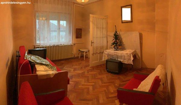 Bogács központi részén, csendes utcában 2 külön bejáratú, 4 szobás
felújítandó családi ház eladó!