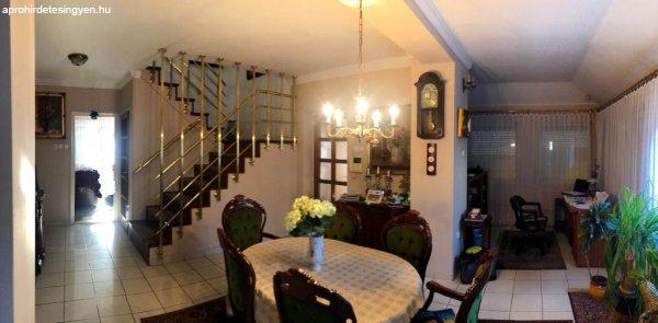 Debrecen,Nyulas,190 m2-es,nappali+4 szobás,2 szintes,fedett teraszos,igényes
családi ház ELADÓ!