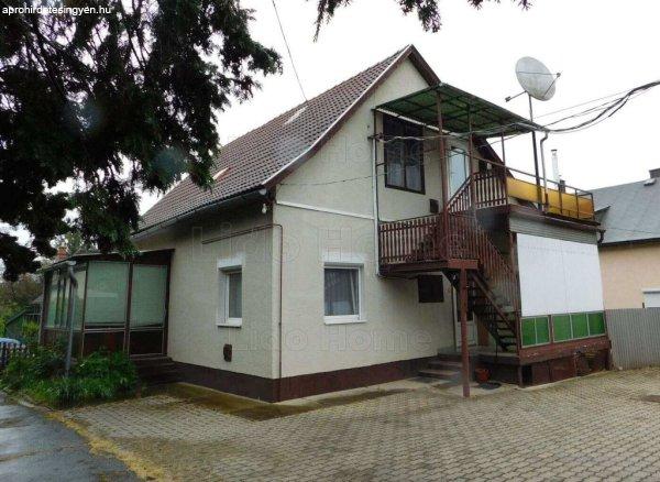 Kétgenerációs ház jó helyen eladó - Balatonföldvár