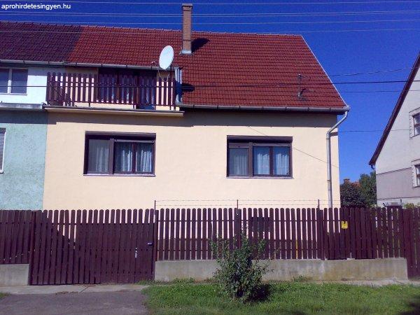 Tiszacseg%E9n+3+szintes%2C250m2+es+csal%E1di+h%E1z+11M.elad%F3