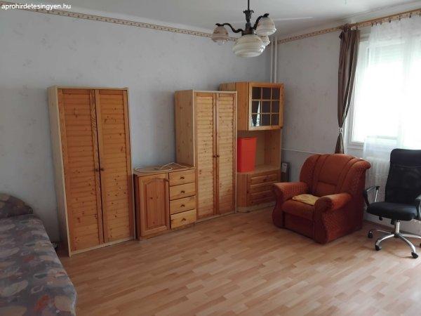 Koml%F3+ferkvent%E1lt+helyen+magasf%F6ldszinti+lak%E1s+elad%F3