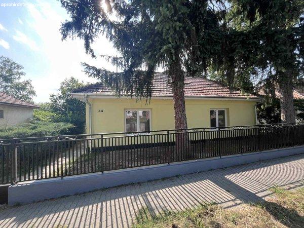 Balatonbogl%E1ron+elad%F3+lak%F3h%E1z