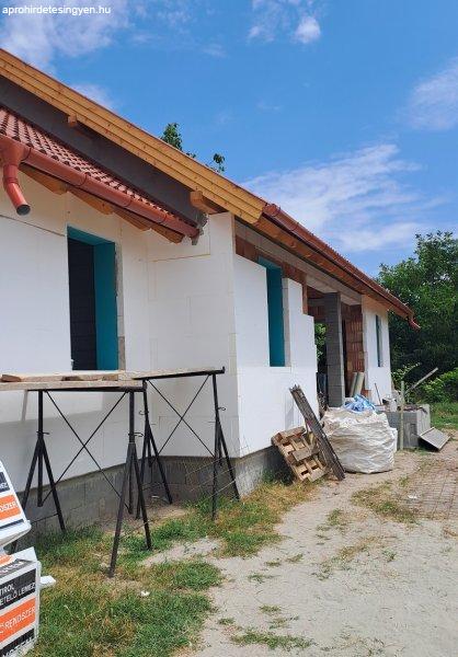 Monoron+84+m2-es+1+%2B+3+f%E9lszob%E1s+t%E1rsash%E1zi+lak%E1sok+%E9p