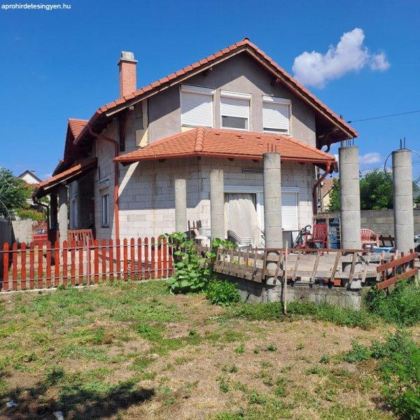 Monoron+3+szoba%2B2+nappalis%2C180+m2+csal%E1di+h%E1z%2C+550+m2+tele