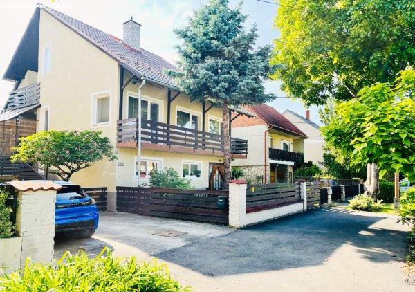Gy%F5rben+%28Gy%F5rszentiv%E1n+v%E1rosr%E9szben%29+2019-ben+fel%FAj%EDtott%2C+korszer%FBs%EDtett%2C+t%F6bbgener%E1ci%F3s+csal%E1di+h%E1z+tulajdonost%F3l+elad%F3.