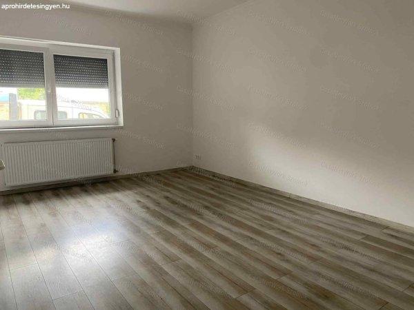 Szolnokon+a+J%F3zsef+A.+%FAton+fel%FAj%EDtott+3%2B1+szob%E1s+lak%E1s+elad%F3%21