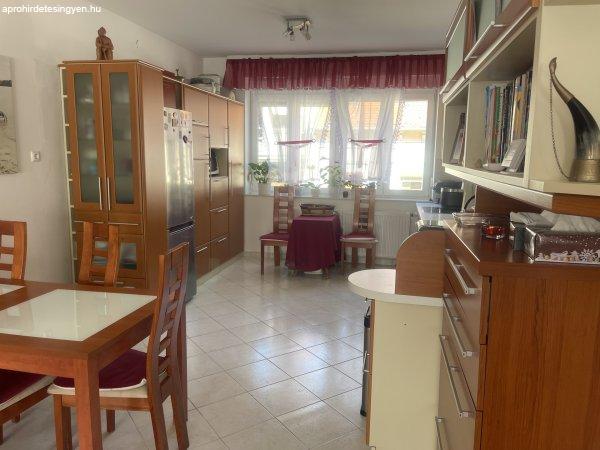 Elad%F3+70m2-es+T%E9glalak%E1s%2C+Baja
