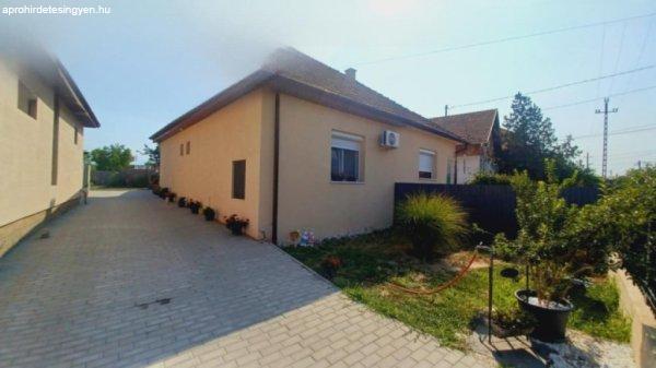 Elad%F3+79+nm-es+Csal%E1di+h%E1z+%D3csa